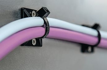 Screwable cable tie mounts