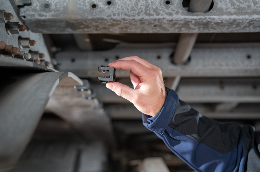 Heavy-duty edge clips for high-load applications