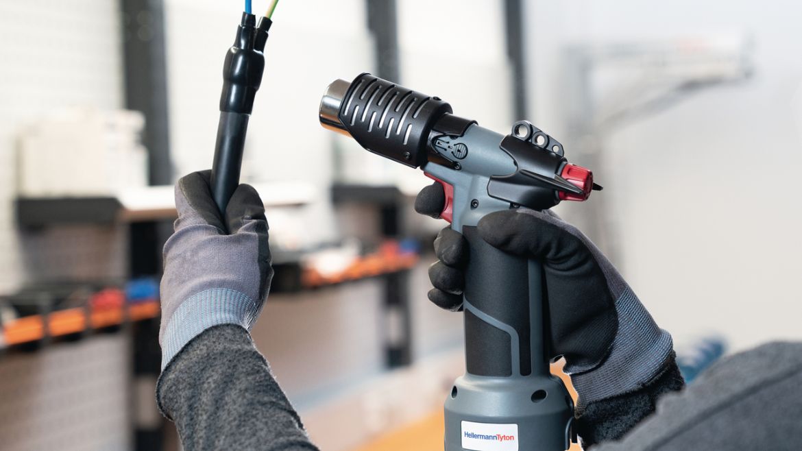 Cordless Heat Gun CHG900 e-learning: Bundled cable ties with installer in the background