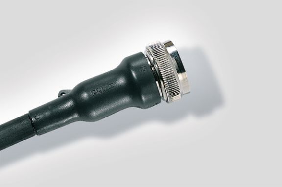 Straight heat shrink boot with rib for connections with circular grooved adapters