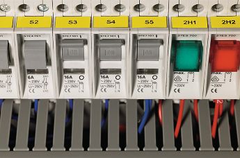 Industrial identification of (self-adhesive) labels for laser printing