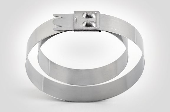HellermannTyton offers various stainless steel cable ties: particularly popular on ships, in tunnels, mines and in the petrochemical industrie.
