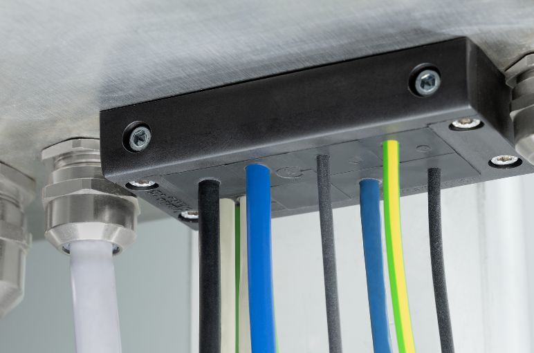 Cable entry plate VarioPlate system with blind plug for future interchanges and services